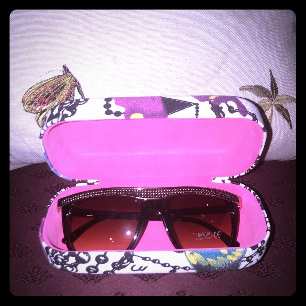 New😎 Set of Sunglasses and 🦋butterfly case!